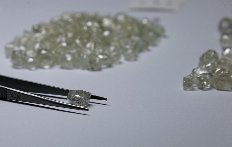 &copy; Reuters. FILE PHOTO: Diamonds are displayed during a visit to the De Beers Global Sightholder Sales (GSS) in the capital Gaborone in Botswana November 24, 2015. REUTERS/Siphiwe Sibeko/File Photo