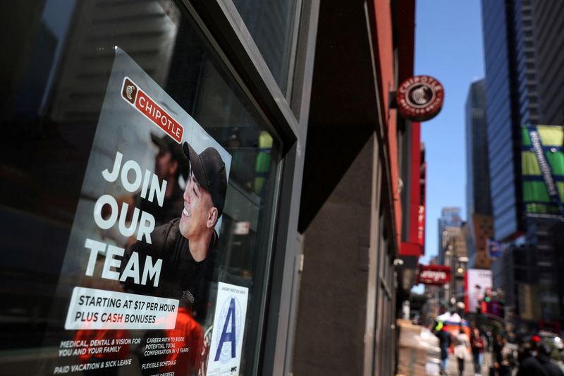 &copy; Reuters. Un cartello per l'assunzione di personale è affisso sulla vetrina di un ristorante Chipolte a New York City, Stati Uniti, 29 aprile 2022.  REUTERS/Shannon Stapleton/File Photo