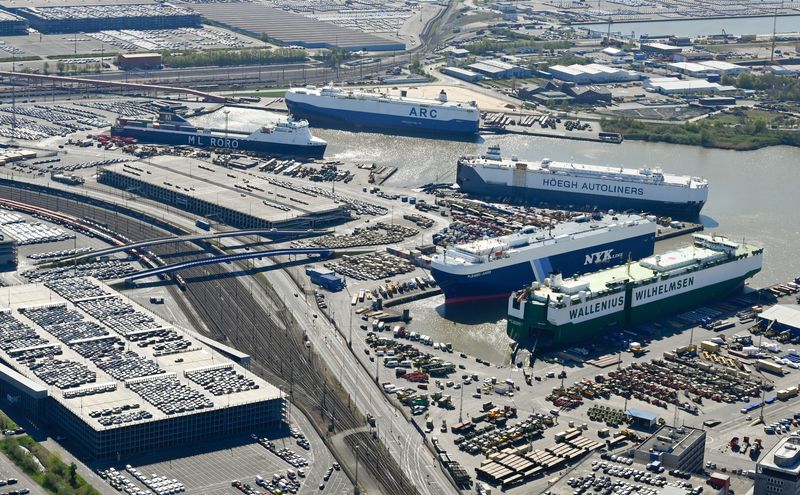 &copy; Reuters. Cars intended for export wait at the port for loading, as the spread of the coronavirus disease (COVID-19) continues in Bremerhaven, Germany, April 24, 2020. REUTERS/Fabian Bimmer/File photo