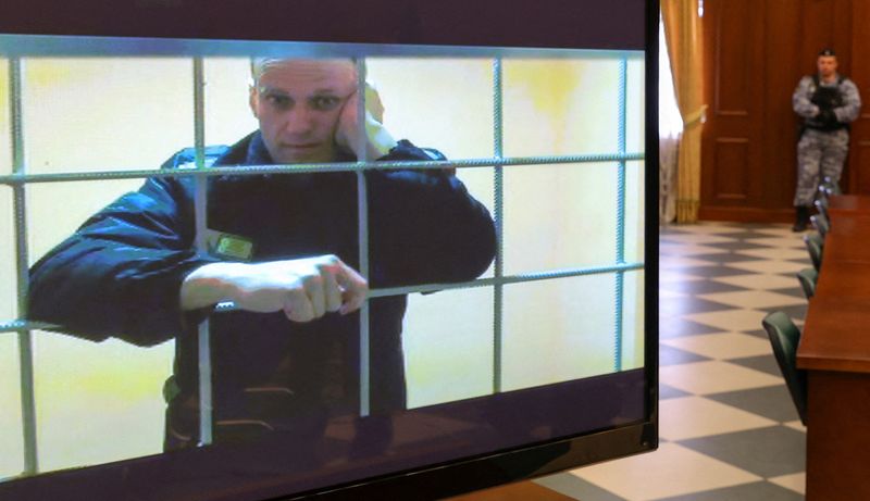 &copy; Reuters. Il leader dell'opposizione russa Alexei Navalny, in carcere, su uno schermo durante un'udienza in tribunale a Mosca, Russia 24 maggio 2022. REUTERS/Evgenia Novozhenina/File Photo