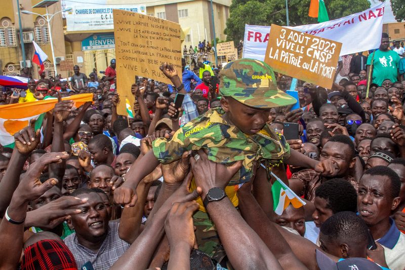 © Reuters. مظاهرات مؤيدة للانقلاب العسكري في نيامي عاصمة النيجر ومعارضة للعقوبات المفروضة على البلاد بسببه يوم الخميس. صورة لرويترز. (يحظر إعادة البيع أو الوضع في أرشيف)