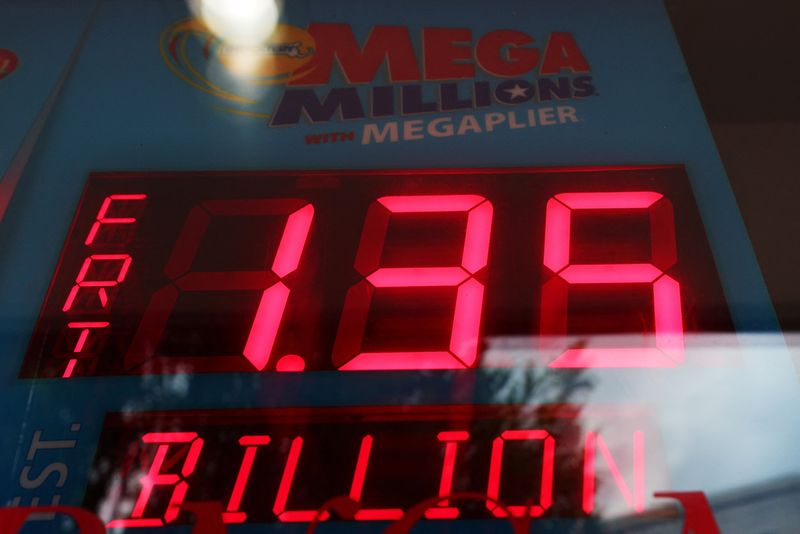 © Reuters. The display in a store window shows the Mega Millions lottery jackpot at over $1.2-billion in Chelsea, Massachusetts, U.S., August 4, 2023.     REUTERS/Brian Snyder