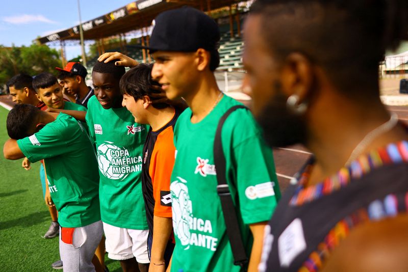 &copy; Reuters. Migrantes retidos na fronteira EUA-México buscam conforto no futebol
03/08/2023
REUTERS/Jose Luis Gonzalez.