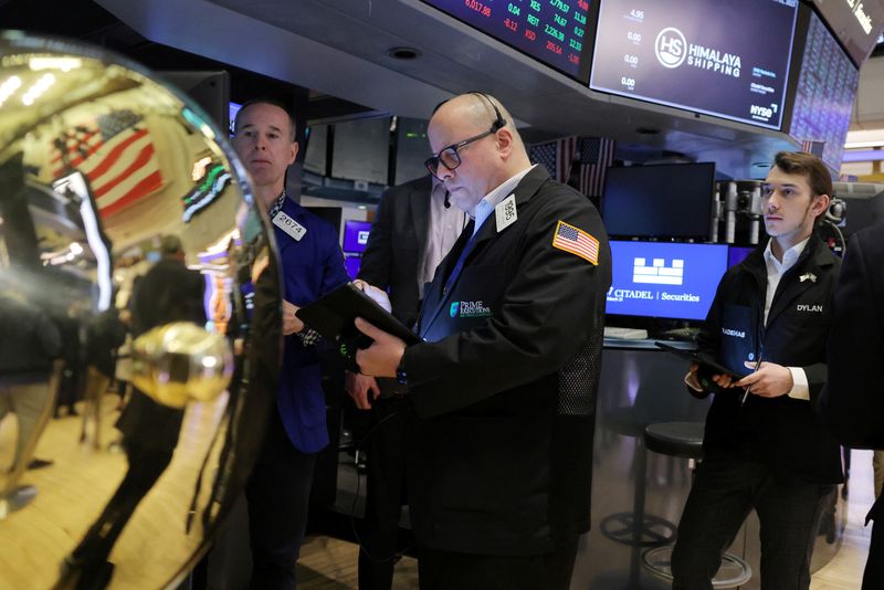 &copy; Reuters. Les traders travaillent de la Bourse de New York (NYSE) à New York, aux États-Unis. /Photo prise le 31 mars 2023/REUTERS/Andrew Kelly