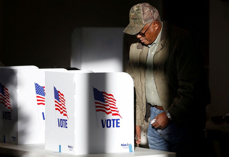 © Reuters. FILE PHOTO: A voter casts his ballot at a polling station in Ridgeland, Mississippi, U.S., November 27, 2018. REUTERS/Jonathan Bachman/File Photo