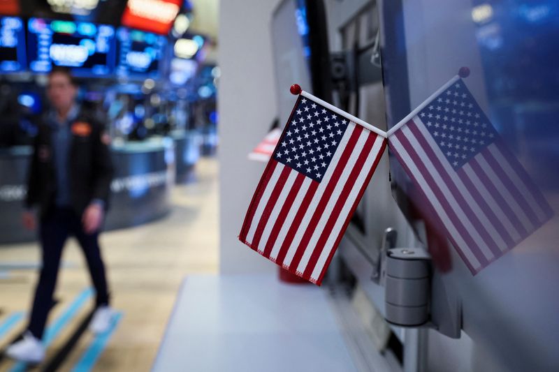 &copy; Reuters. View of the U.S. flag as a trader works on the floor of the New York Stock Exchange (NYSE) in New York City, U.S., March 21, 2022.  REUTERS/Brendan McDermid