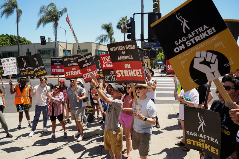 &copy; Reuters. Actores de SAG-AFTRA y escritores de Writers Guild of America (WGA) caminan durante huelga frente a los estudios Paramount en Los Ángeles, California, EEUU, 2 de agosto de 2023. REUTERS/Mario Anzuoni