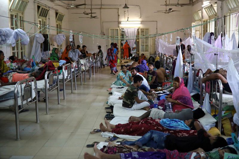&copy; Reuters. مصابون بحمى الضنك يجري تمريضهم في مستشفى جامعي في داكا في صورة من أرشيف رويترز 