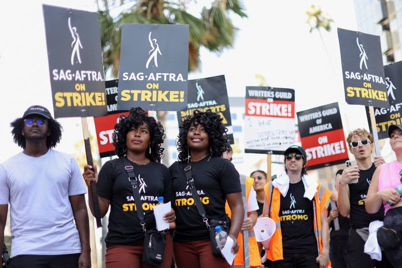 &copy; Reuters. Gabrielle y Rachel Newman, también conocidas como las gemelas Newman, asisten a la huelga de actores de SAG-AFTRA y de guionistas de la Asociación de Guionistas de Estados Unidos (WGA), frente a las oficinas de Netflix en Los Ángeles, California, Estad