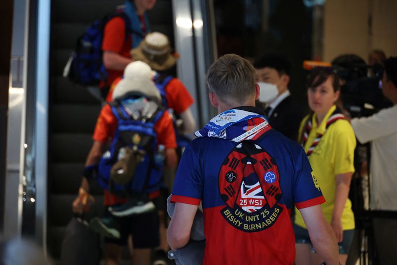 © Reuters. British participants who left a camping site of the 25th World Scout Jamboree arrive at a hotel in Seoul, South Korea, August 5, 2023.   REUTERS/Kim Hong-Ji