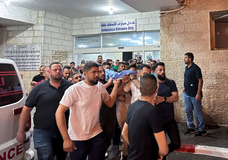 &copy; Reuters. مشيعون يحملون جثمان شاب فلسطيني خارج مستشفى في رام الله قُتل خلال اشتباكات مع مستوطنين إسرائيليين بالضفة الغربية يوم الجمعة . تصوير : على صو