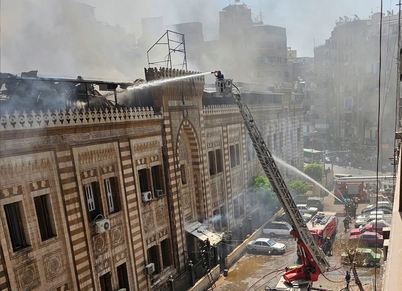 &copy; Reuters. Bombeiros egípcios apagam incêndio que começou no histórico ministério neo-islâmico no centro do Cairo, Egito.
05/08/2023
REUTERS/Patrick Werr