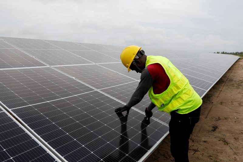 &copy; Reuters. FILE PHOTO: A technician works on solar power panels at the Atlantic Shrimpers farm in Badagry, Lagos, Nigeria July 5, 2022. REUTERS/Temilade Adelaja/File Photo