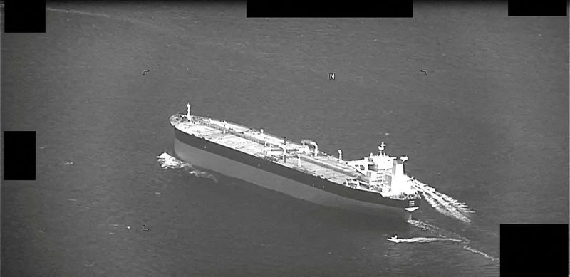 &copy; Reuters. Embarcações de ataque rápido da marinha da Guarda Revolucionária Islâmica do Irã invadindo o petroleiro de bandeira do Panamá Niovi enquanto ele transitava pelo Estreito de Ormuz,  em captura de tela de um vídeo fornecido pela Marinha dos EUA.
03/