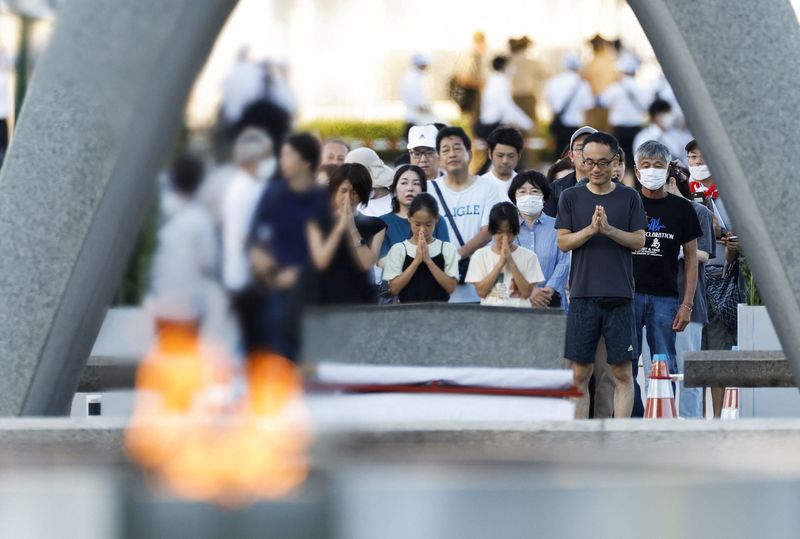 © Reuters. People pray in front of the cenotaph for the victims of the 1945 atomic bombing, on the anniversary of the world's first atomic bombing, at Peace Memorial Park in Hiroshima, western Japan, in this photo taken by Kyodo on August 6, 2023. Mandatory credit Kyodo/via REUTERS  