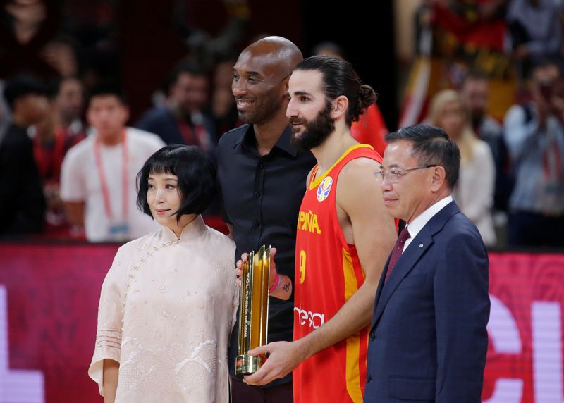 &copy; Reuters. 米プロバスケットボール協会（ＮＢＡ）キャバリアーズに所属し、スペイン代表の主要メンバーだったリッキー・ルビオ（右から２人目）は５日、選手活動を一時休止すると発表した。北京