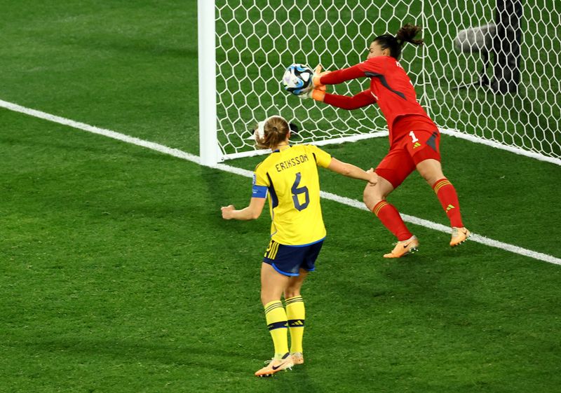 © Reuters. Soccer Football - FIFA Women’s World Cup Australia and New Zealand 2023 - Round of 16 - Sweden v United States - Melbourne Rectangular Stadium, Melbourne, Australia - August 6, 2023 Sweden's Zecira Musovic makes a save from Alex Morgan of the U.S. REUTERS/Hannah Mckay
