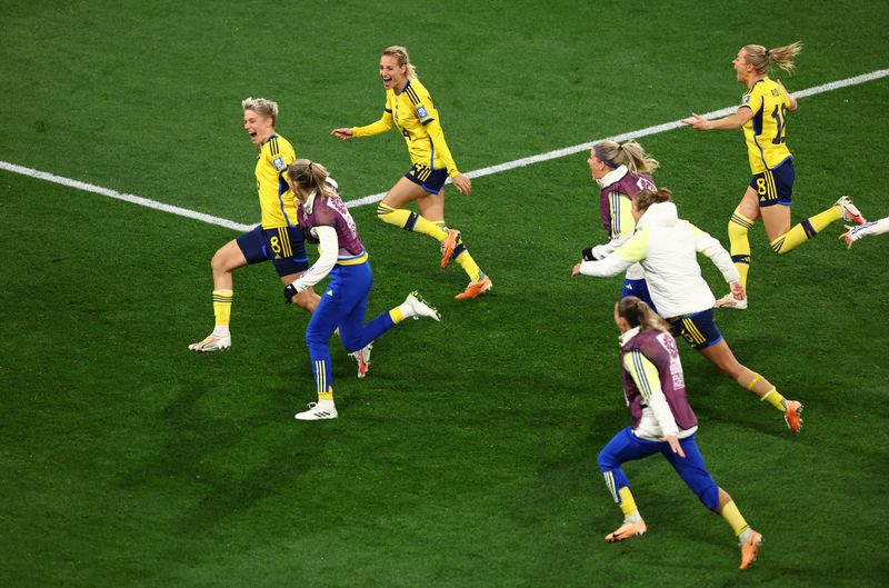 &copy; Reuters. Soccer Football - FIFA Women’s World Cup Australia and New Zealand 2023 - Round of 16 - Sweden v United States - Melbourne Rectangular Stadium, Melbourne, Australia - August 6, 2023 Sweden's Lina Hurtig celebrates with teammates after scoring the winnin