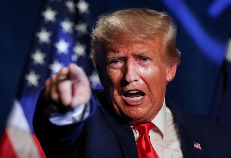 © Reuters. Former U.S. President and Republican candidate Donald Trump makes a keynote speech at a Republican fundraising dinner in Columbia, South Carolina, U.S. August 5, 2023.  REUTERS/Sam Wolfe