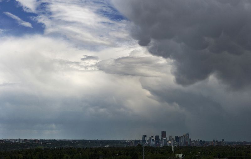© Reuters. FILE PHOTO: Stormy weather moves over the downtown core of Calgary, Alberta June 22, 2013.  REUTERS/Andy Clark/File Photo    