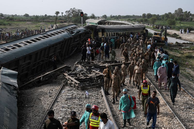 &copy; Reuters. Soldados do exército paquistanês e equipes de resgate se reúnem após um trem descarrilar na cidade de Sarhari, no distrito de Sanghar, Paquistão
06/08/2023
 REUTERS/Yasir Rajput