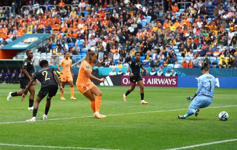 &copy; Reuters. Futebol Futebol - Copa do Mundo Feminina da FIFA Austrália e Nova Zelândia 2023 - Oitavas de final - Holanda x África do Sul - Sydney Football Stadium, Sydney, Austrália - 6Lieke Martens, da Holanda, marca um gol que mais tarde foi anulado pelo VAR.
0