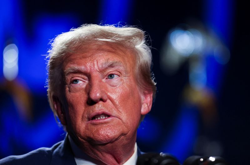 &copy; Reuters. El expresidente de Estados Unidos y candidato republicano Donald Trump pronuncia un discurso en una cena republicana de recaudación de fondos en Columbia, Carolina del Sur, Estados Unidos. 5 de agosto de 2023.  REUTERS/Sam Wolfe