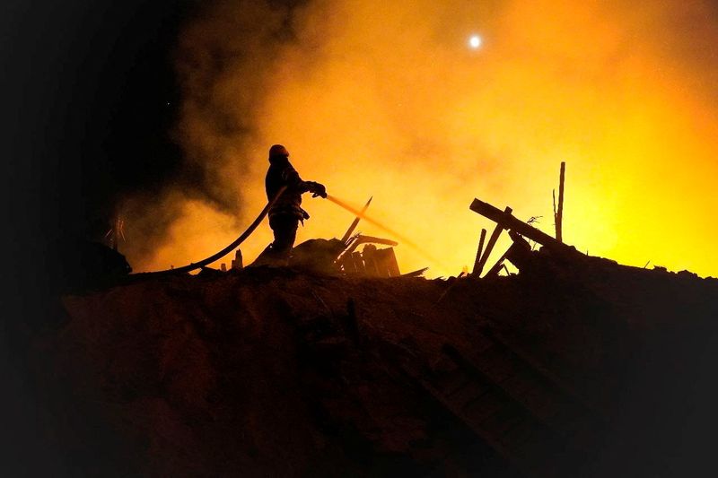 &copy; Reuters. Um bombeiro apaga um incêndio após um ataque, em meio à invasão pela Rússia da Ucrânia, em Starokostiantyniv, região de Khmelnytskyi, Ucrânia, em foto divulgada em 06/08/2023 pela administração da região de Khmelnytskyi/Divulgação via REUTERS