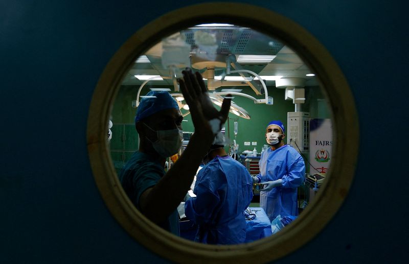 &copy; Reuters. مجموعة من الجراحين يجرون عملية جراحية في مجمع ناصر الطبي خلال زيارة فريق طبي أمريكي لقطاع غزة يوم الأحد. تصوير: إبراهيم ابو مصطفى - رويترز.