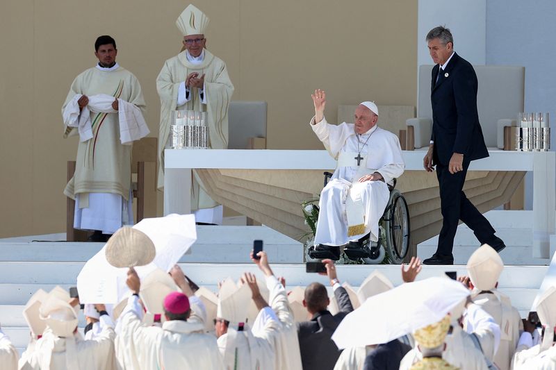 &copy; Reuters. O Papa Francisco acena aos peregrinos no final da Santa Missa do último dia da Jornada Mundial da Juventude no Parque Tejo, em Lisboa, Portugal.
06/08/2023
INACIO ROSA/Pool via REUTERS