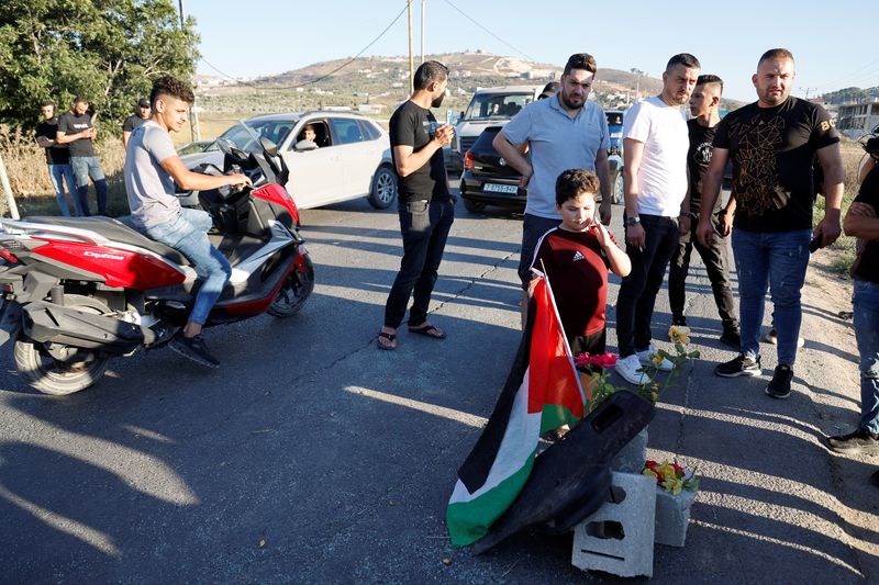 &copy; Reuters. Palestinos se reúnem no local onde forças israelenses atacaram um carro palestino, perto de Jenin, Cisjordânia ocupada por Israel.
06/08/2023
REUTERS/Raneen Sawafta