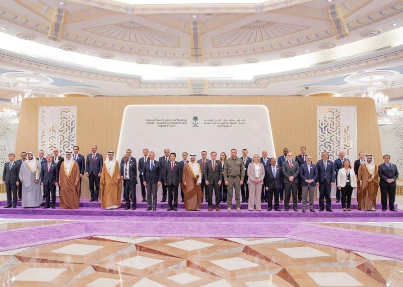 © Reuters. Representatives from more than 40 countries including China, India, and the U.S., pose for a family picture as they attend talks in Jeddah, Saudi Arabia, August 6, 2023, to make a headway towards a peaceful end to Russia's war in Ukraine. Saudi Press Agency/Handout via REUTERS