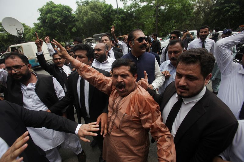 &copy; Reuters. Advogados se reúnem para protestar contra a prisão do ex-primeiro-ministro paquistanês Imran Khan do lado de fora de sua residência em Laore, Paquistão.
05/08/2023
REUTERS/Mohsin Raza/Foto de arquivo