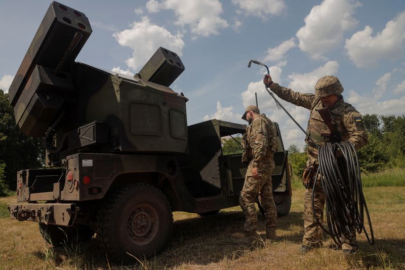 © Reuters. Ukrainian servicemen prepare an AN/TWQ-1 Avenger mobile air defence missile system for work during their combat shift, amid Russia's attack on Ukraine, outside of Kyiv, Ukraine June 16, 2023. REUTERS/Anna Voitenko