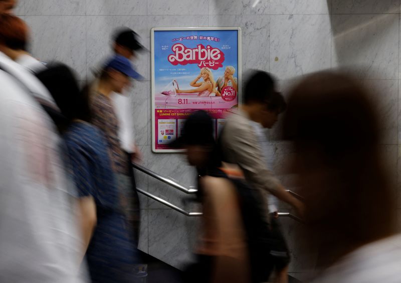 &copy; Reuters. FOTO DE ARCHIVO-Un grupo de personas pasa junto a un cartel promocional de la película "Barbie" en Tokio, Japón. 3 de agosto de 2023. REUTERS/Kim Kyung-Hoon