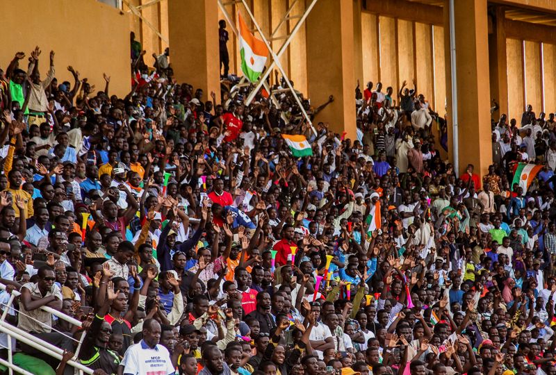 © Reuters. Supporters of Niger's coup leaders take part in a rally at a stadium in Niamey, Niger, August 6, 2023. REUTERS/Mahamadou Hamidou 