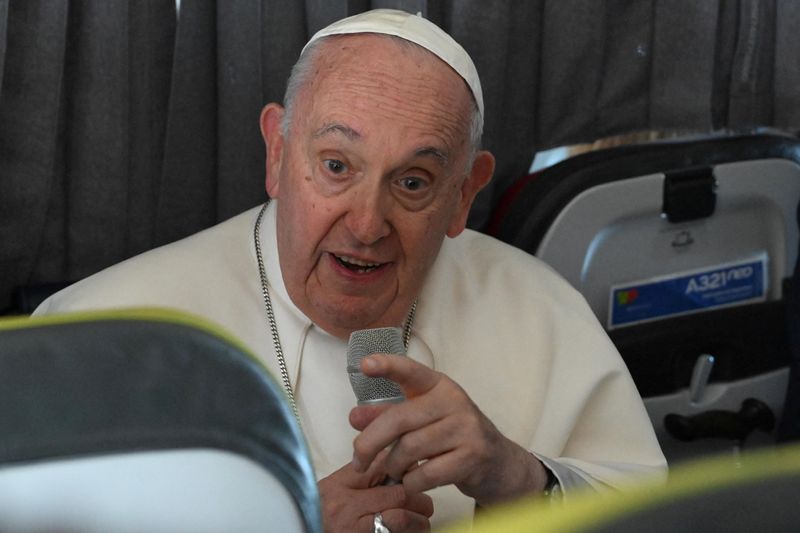 &copy; Reuters. Pope Francis attends a press conference onboard a plane en route to Rome, at the end of the XXXVII World Youth Day in Lisbon, August 6, 2023. ANSA/Maurizio Brambatti/Pool via REUTERS