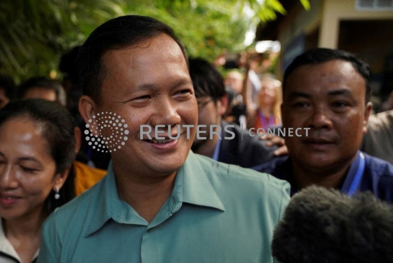 &copy; Reuters. هون مانيت، نجل رئيس الوزراء الكمبودي هون سين، لدى ذهابه إلى أحد مراكز الاقتراع في فنومبينه في الانتخابات العامة التي أجريت يوم 23 يوليو تموز 