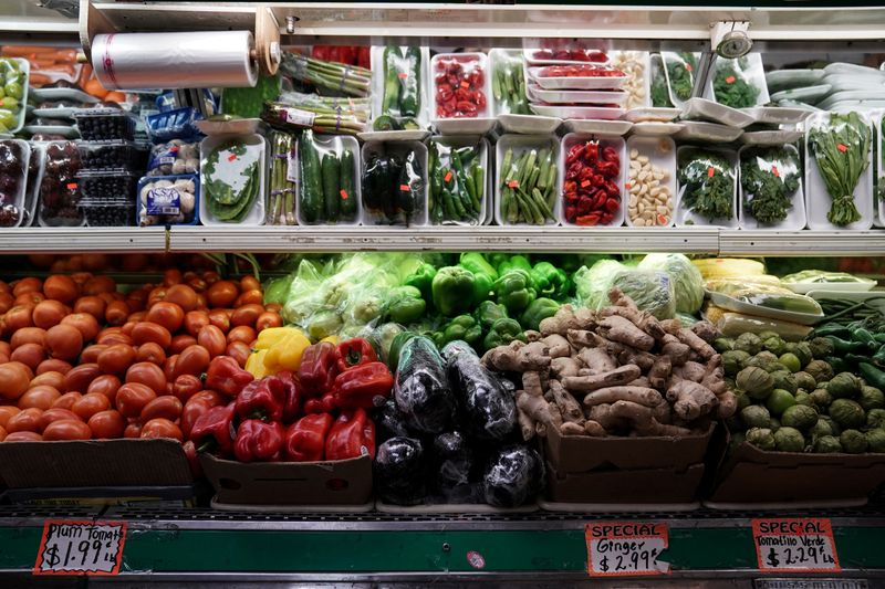 © Reuters. Produce is seen at El Progreso Market in the Mount Pleasant neighborhood of Washington, D.C., U.S., August 19, 2022. REUTERS/Sarah Silbiger/File Photo