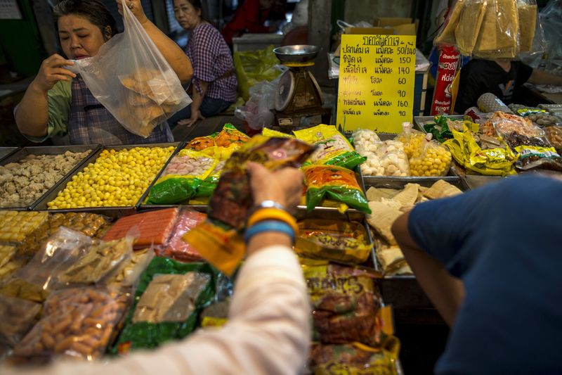 &copy; Reuters. FILE PHOTO: People shop for vegetarian food at a market in Chinatown, Bangkok, Thailand, October 14, 2015. Picture taken October 14, 2015. REUTERS/Athit Perawongmetha/File Photo