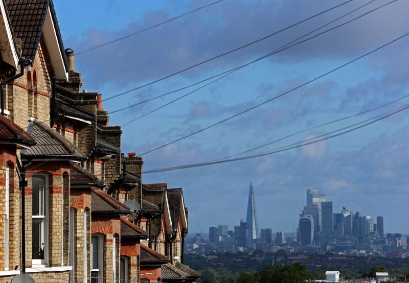 &copy; Reuters. FILE PHOTO: Buildings in the City of London are seen alongside Victorian residential housing in South London, Britain, August 1, 2023. REUTERS/ Susannah Ireland/File Photo