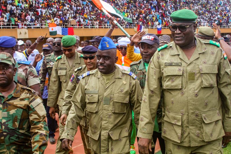 &copy; Reuters. Des membres de l'armée nigérienne lors d'un rassemblement dans un stade à Niamey, au Niger. /Photo prise le 6 août 2023/REUTERS/Mahamadou Hamidou