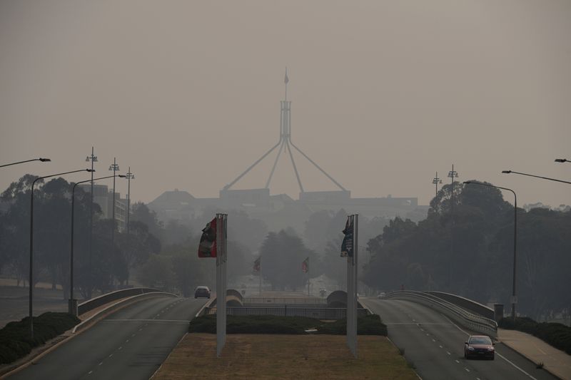 &copy; Reuters. Smoke haze hangs around Parliament House in Canberra, Australia January 12, 2020. REUTERS/Tracey Nearmy/File Photo