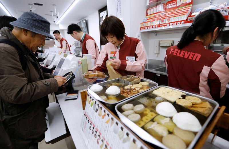 &copy; Reuters. FILE PHOTO: Employees work at a 7-Eleven convenience store in Tokyo, Japan December 6, 2017. REUTERS/Toru Hanai/File Photo