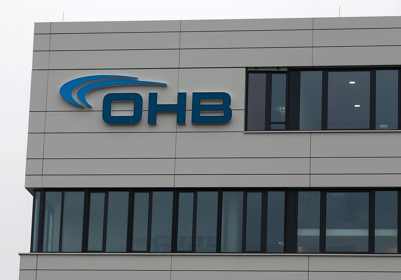&copy; Reuters. Le logo d'OHB à Oberpfaffenhofen, dans le sud de l'Allemagne. /Photo prise le 18 avril 2016/REUTERS/Michael Dalder