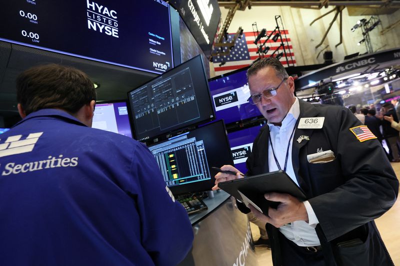 &copy; Reuters. FILE PHOTO: Traders work on the floor of the New York Stock Exchange (NYSE) in New York City, U.S., July 26, 2023.  REUTERS/Brendan McDermid/File Photo