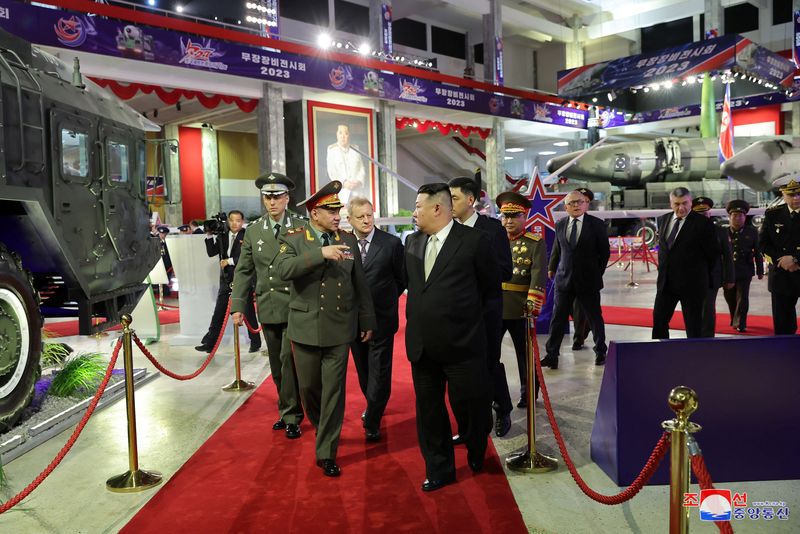 © Reuters. FILE PHOTO: North Korean leader Kim Jong Un and Russia's Defense Minister Sergei Shoigu visit an exhibition of armed equipment on the occasion of the 70th anniversary of the Korean War armistice in this image released by North Korea's Korean Central News Agency on July 27, 2023. KCNA via REUTERS/File Photo