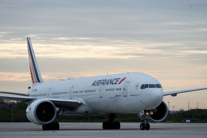 &copy; Reuters. Un avion d'Air France transportant des évacués du Soudan à l'aéroport Paris-Charles de Gaulle. /Photo prise le 26 avril 2023/REUTERS/Stephanie Lecocq