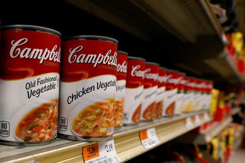 © Reuters. FILE PHOTO: Cans of Campbell's Soup are displayed in a supermarket in New York City, U.S. February 15, 2017. REUTERS/Brendan McDermid/File Photo