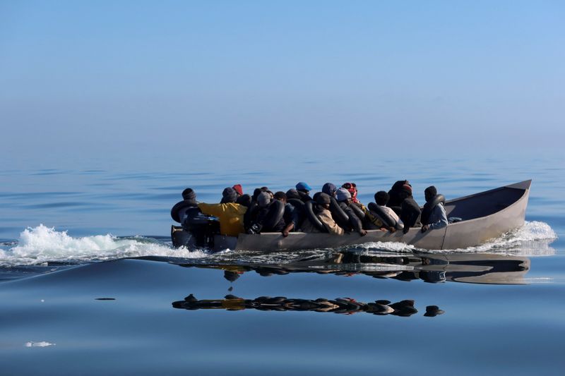 &copy; Reuters. مهاجرون يبحرون في قارب معدني رصده خفر السواحل التونسي أمام سواحل مدينة صفاقس يوم 27 أبريل نيسان 2023. تصوير: جهاد عبد اللاوي - رويترز.
